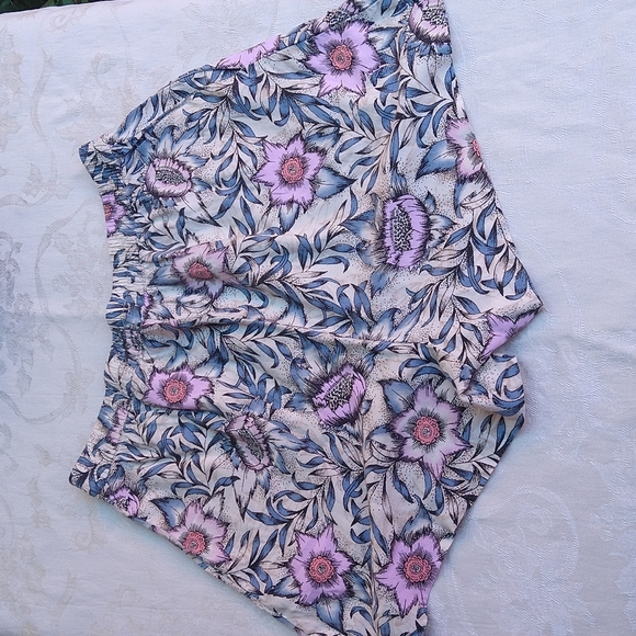 SIZE 8: H&M FLORAL SHORTS - Picture 4 of 5